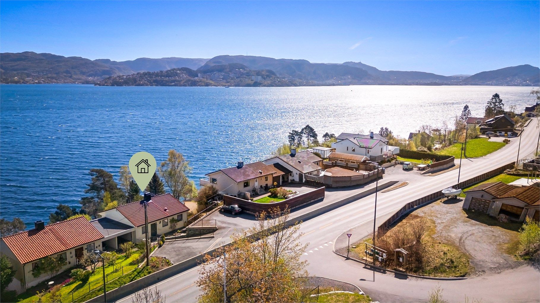 Kort vei til busstopp, barnehager, skoler og dagligvare. Legg også merke til den asfalterte parkeringsplassen tilhørende eiendommen. 