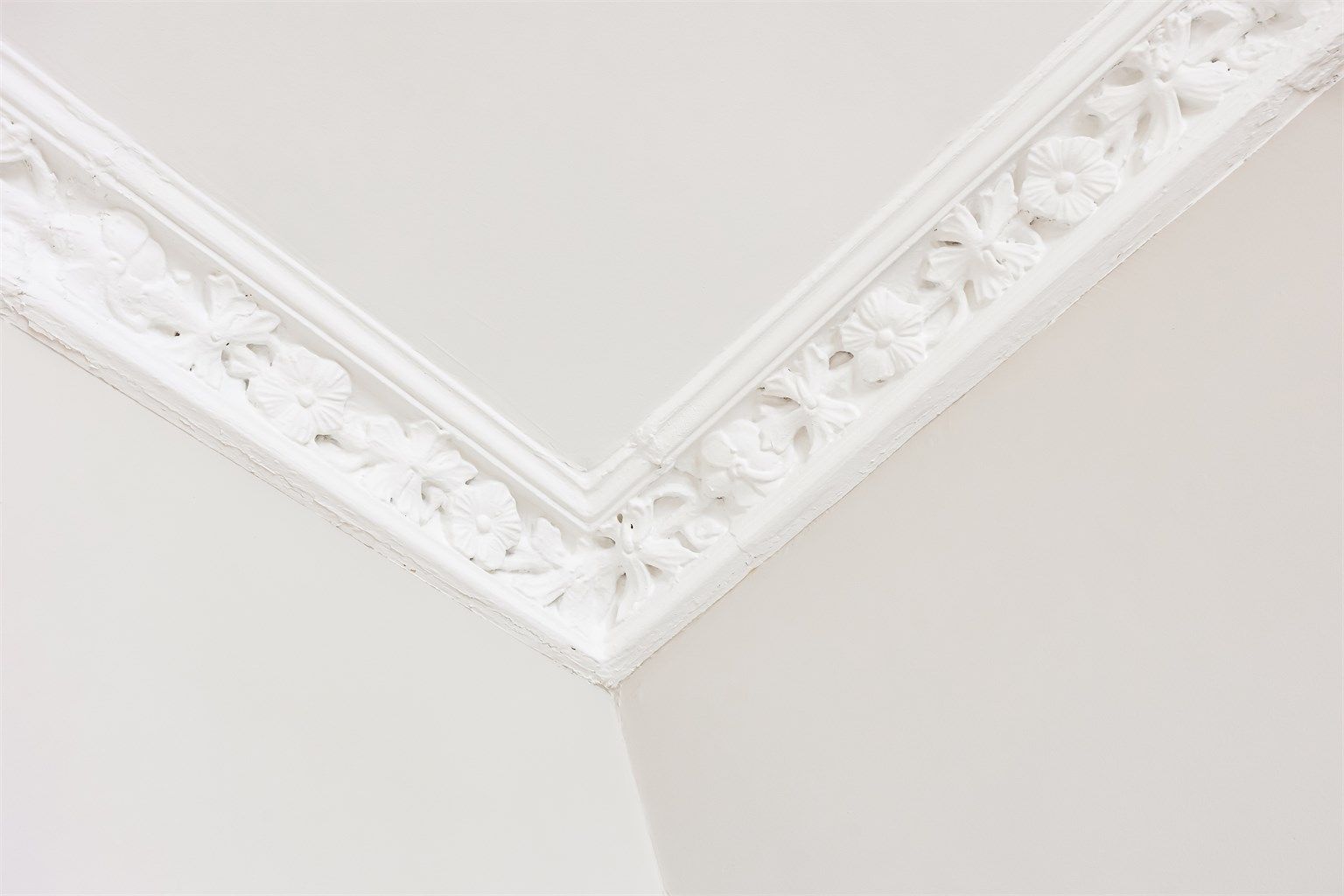 Himling og original stukkatur i stue og soverom pusset opp i 2026.