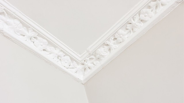 Himling og original stukkatur i stue og soverom pusset opp i 2026.