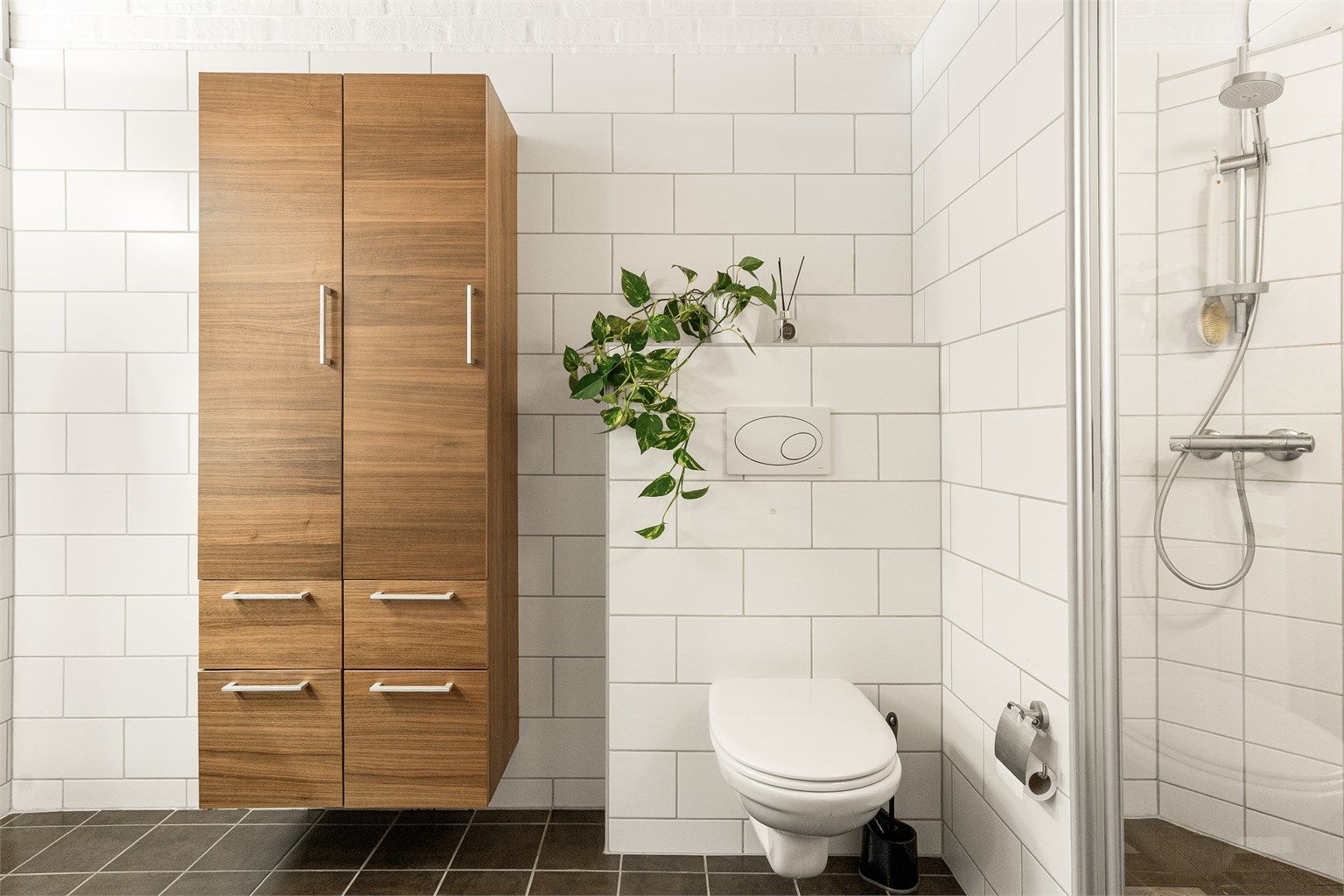 - Badet ble totalrenovert i 2008 med tidløst design-