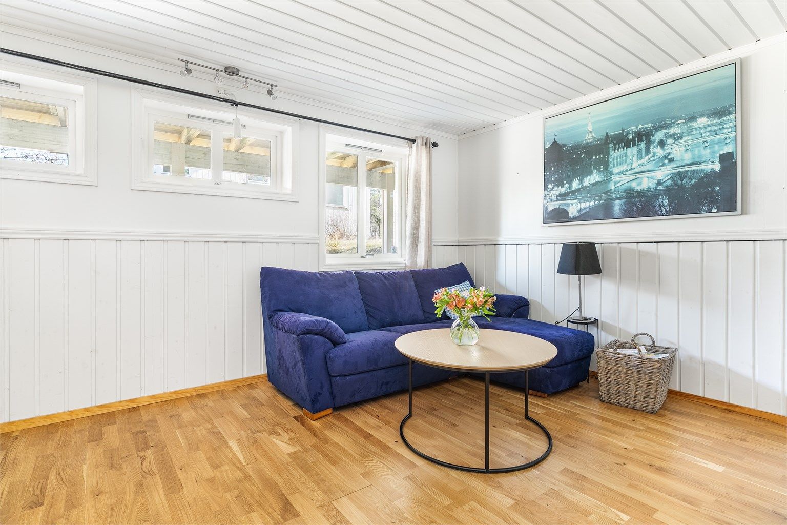 I underetasjen kan barna/ungdommene få sin helt egen avdeling. Det er god plass til sammenkomster uavhengig av etasjen over og adkomst kan skje gjennom etasjens egen entré.