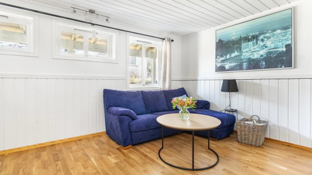 I underetasjen kan barna/ungdommene få sin helt egen avdeling. Det er god plass til sammenkomster uavhengig av etasjen over og adkomst kan skje gjennom etasjens egen entré.