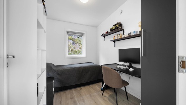 Innredet rom i andre etasje som er godkjent som bod. For å lovlig bruke rommet som soverom må det søkes bruksendring hos kommunen.