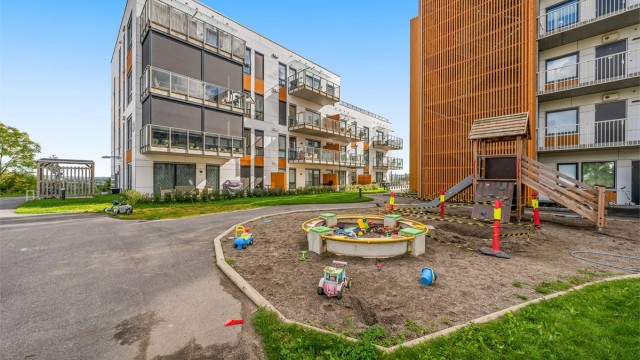 Fellesarealene er pent opparbeidet med blant annet lekeplass for de minste.