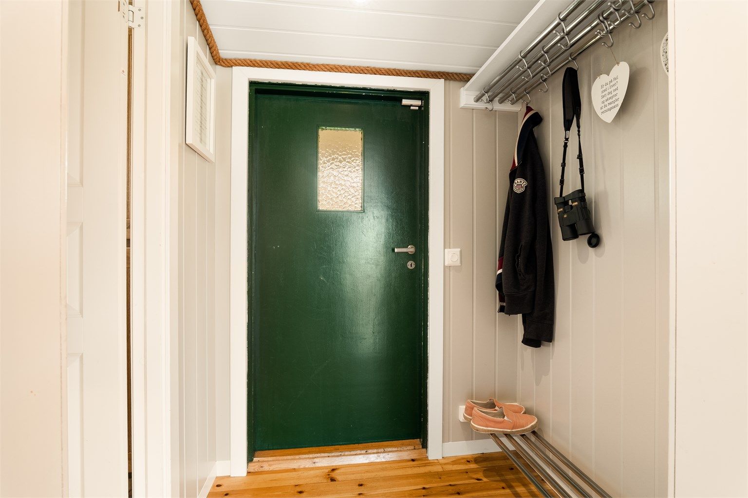 Muligheten til å lukke av entreen mot stuen er praktisk blant annet når badet benyttes.