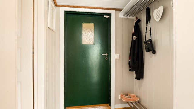 Muligheten til å lukke av entreen mot stuen er praktisk blant annet når badet benyttes.
