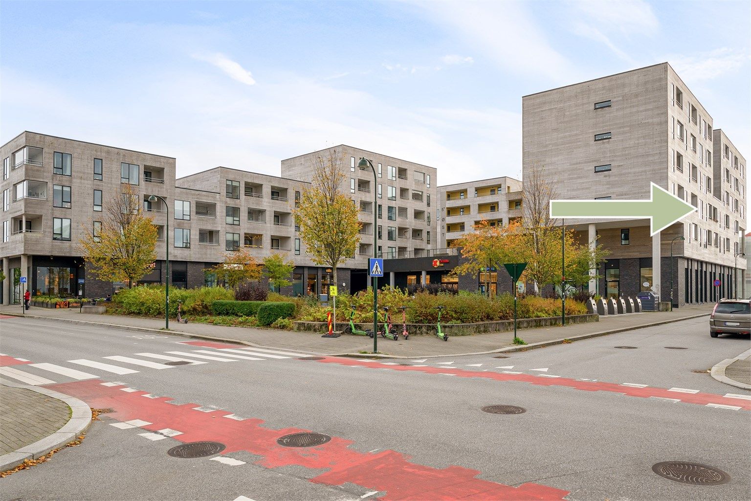 Leiligheten er plassert i byggets 3. etasje. Fast parkering i lukket anlegg. 