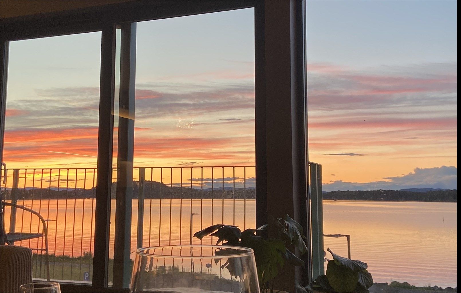 Seneste kveldssol og utsikt innover Hurumlandet. Privat foto.