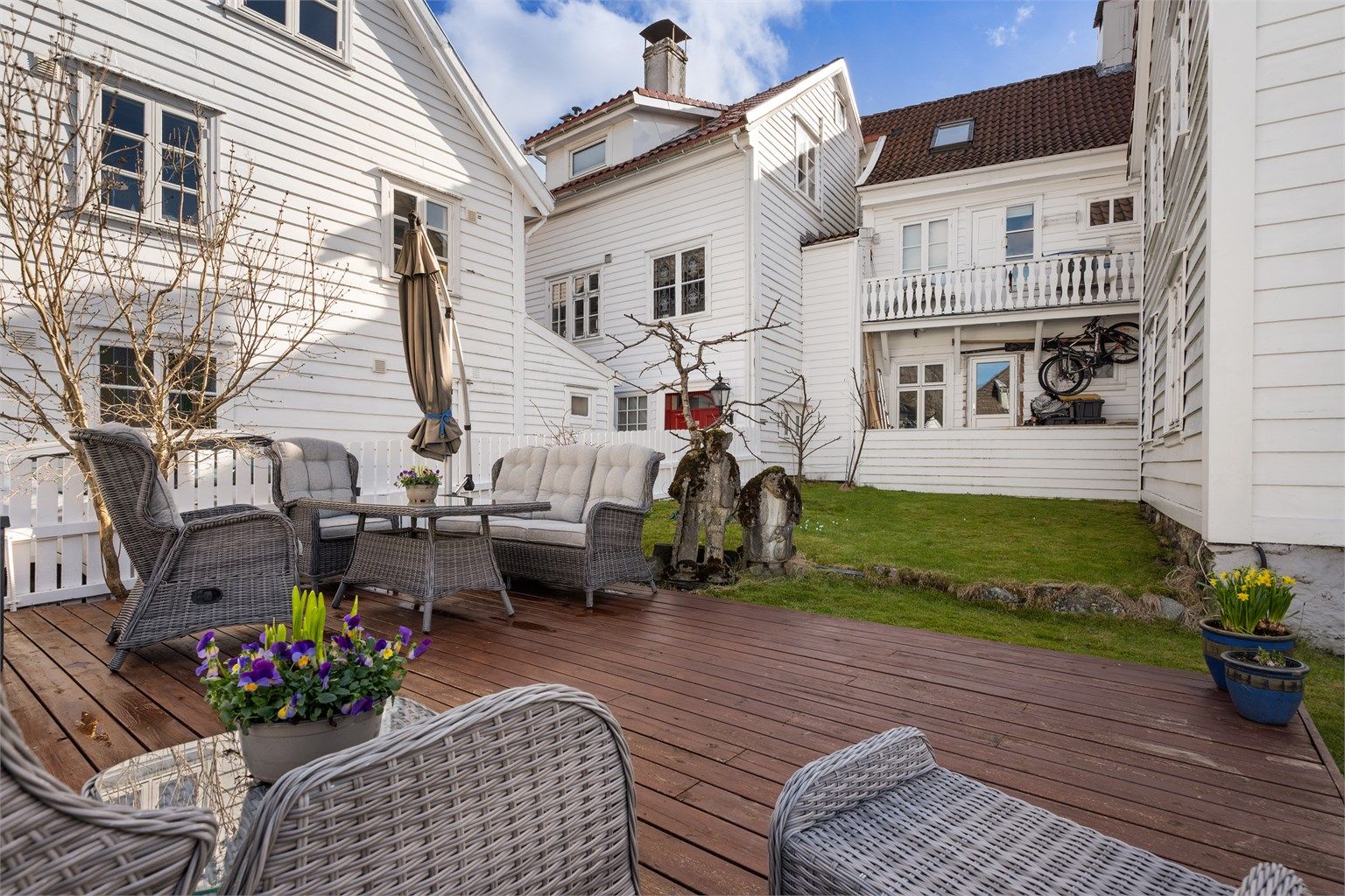 Lettstelt hage og terrasse med gode muligheter for å skape en grønn oase midt i byen.