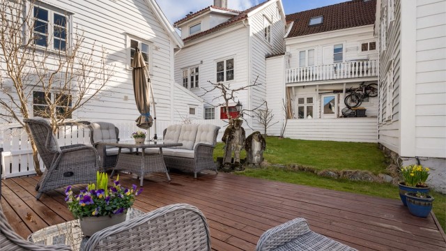 Lettstelt hage og terrasse med gode muligheter for å skape en grønn oase midt i byen.