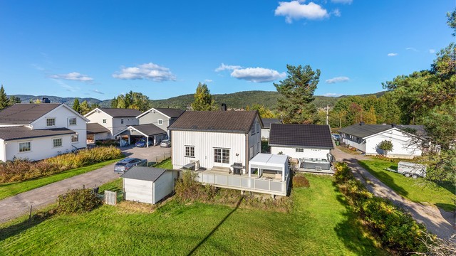 Eiendommen har en romslig og solfylt tomt