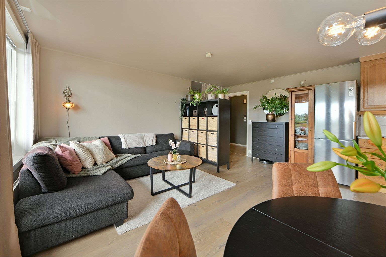 Romslig stue med åpen kjøkkenløsning - pene, nye gulv fra 2023 i oppholdsrommene