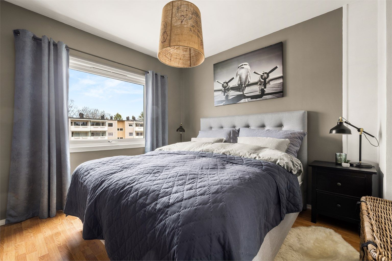 Hovedsoverommet har god plass til dobbeltseng og tilhørende møblement.