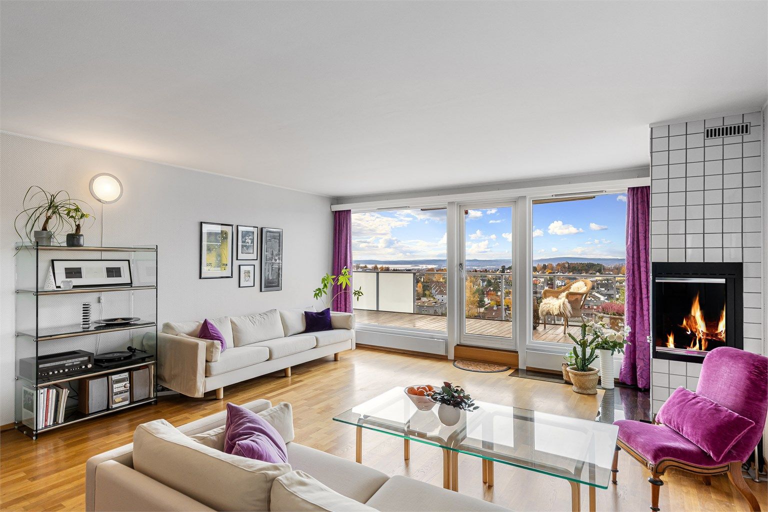 Leiligheten er lys og har god romfølelse. De store vindusflatene gjør at du ser utsikten fra hele stuen. Foto: Petter Tanum