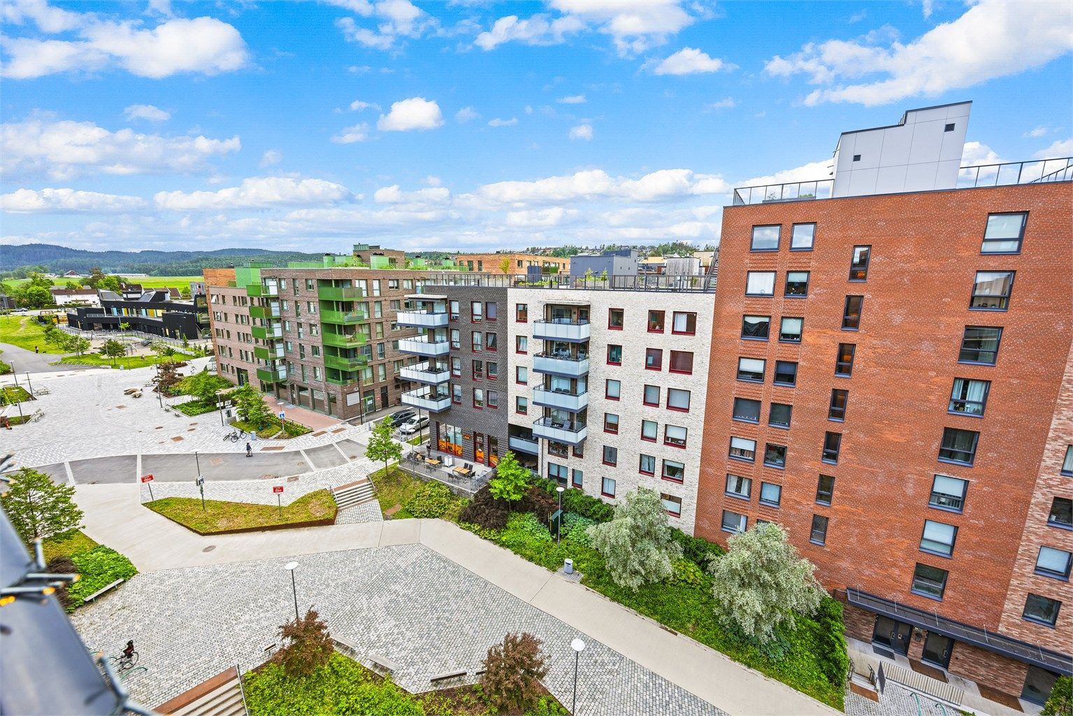 Området byr på en god blanding av moderne boligbebyggelse og grønne lunger.