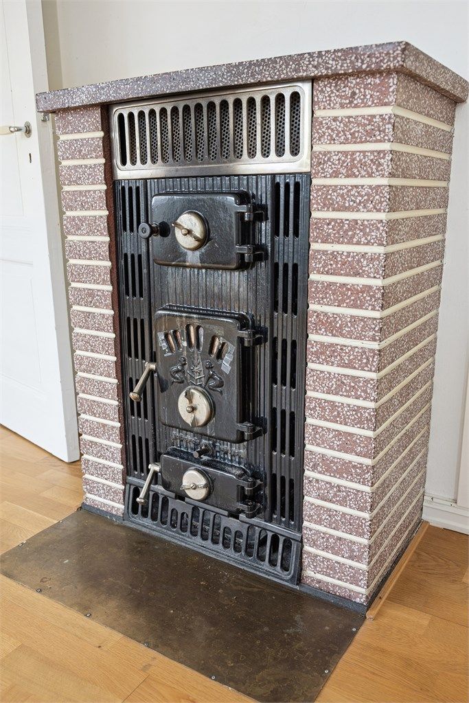 Vedovnen bidrar med både varme og karakter til rommet.