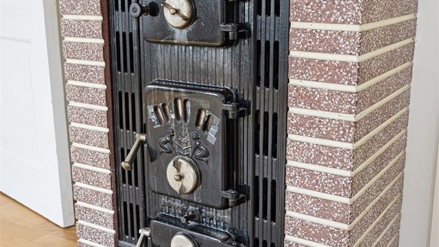 Vedovnen bidrar med både varme og karakter til rommet.