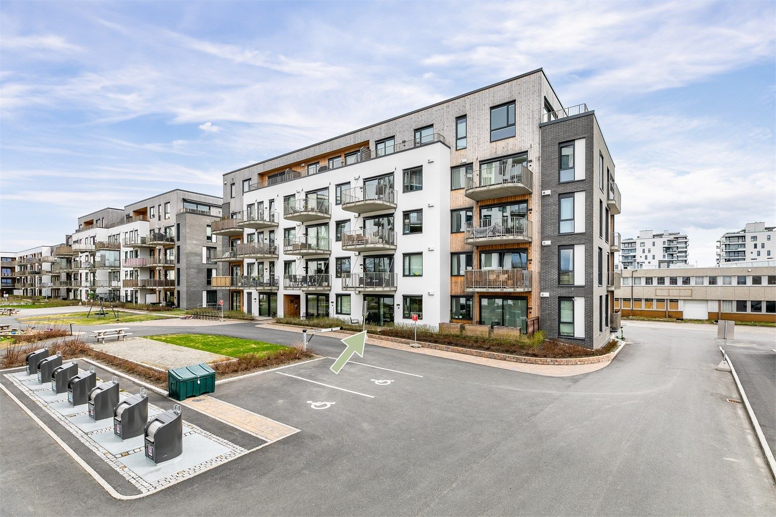 Det er meget enkel adkomst til leiligheten; trinnfritt fra hovedinngangen. Heis tar deg til øvrige etasjer, kjelleren inkludert.