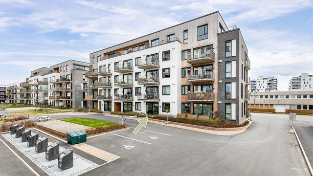 Det er meget enkel adkomst til leiligheten; trinnfritt fra hovedinngangen. Heis tar deg til øvrige etasjer, kjelleren inkludert.