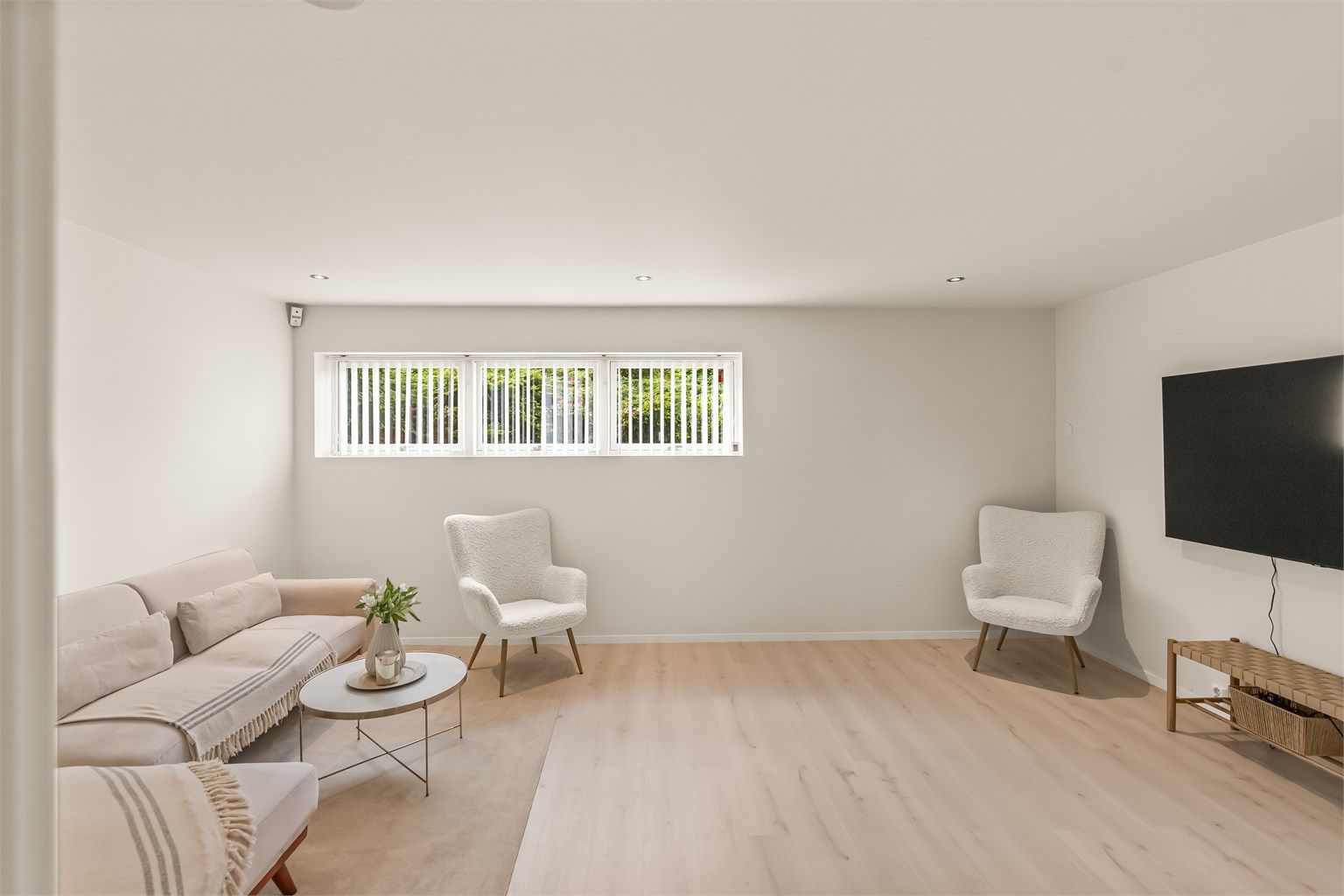 Romslig tv-stue på det nederste plan 