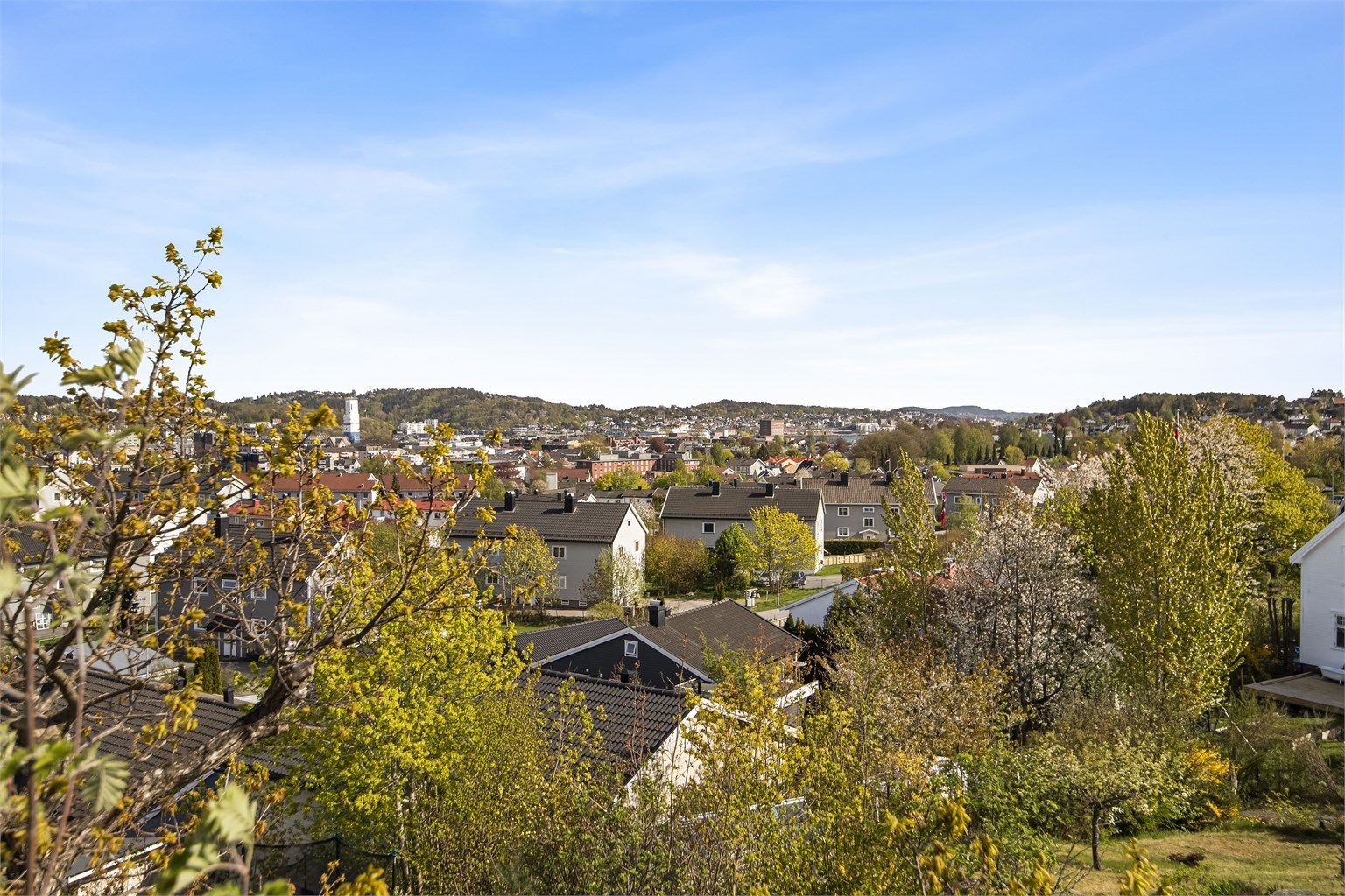 Herfra får du fin utsikt over nærområdet og ned mot sentrum.