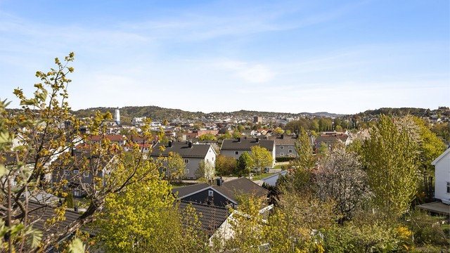 Herfra får du fin utsikt over nærområdet og ned mot sentrum.