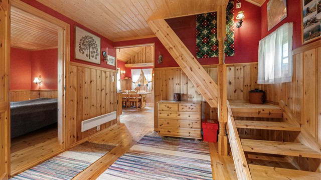 Fra gangen er det adkomst til soverom, bad og trapp opp til loftsetasjen.