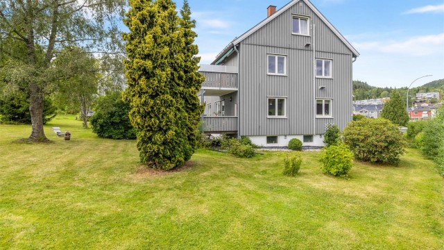 Her kan du leve hagedrømmen i en idyllisk hage med frukttrær og herlig beplantning