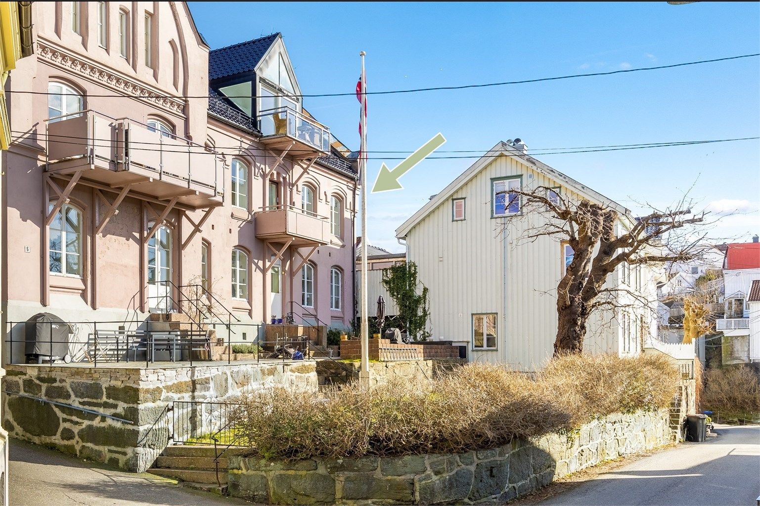 Kastellveien 6 B - En flott 4-roms leilighet sentralt og solrikt beliggende i Arendal sentrum.