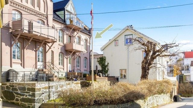 Kastellveien 6 B - En flott 4-roms leilighet sentralt og solrikt beliggende i Arendal sentrum.