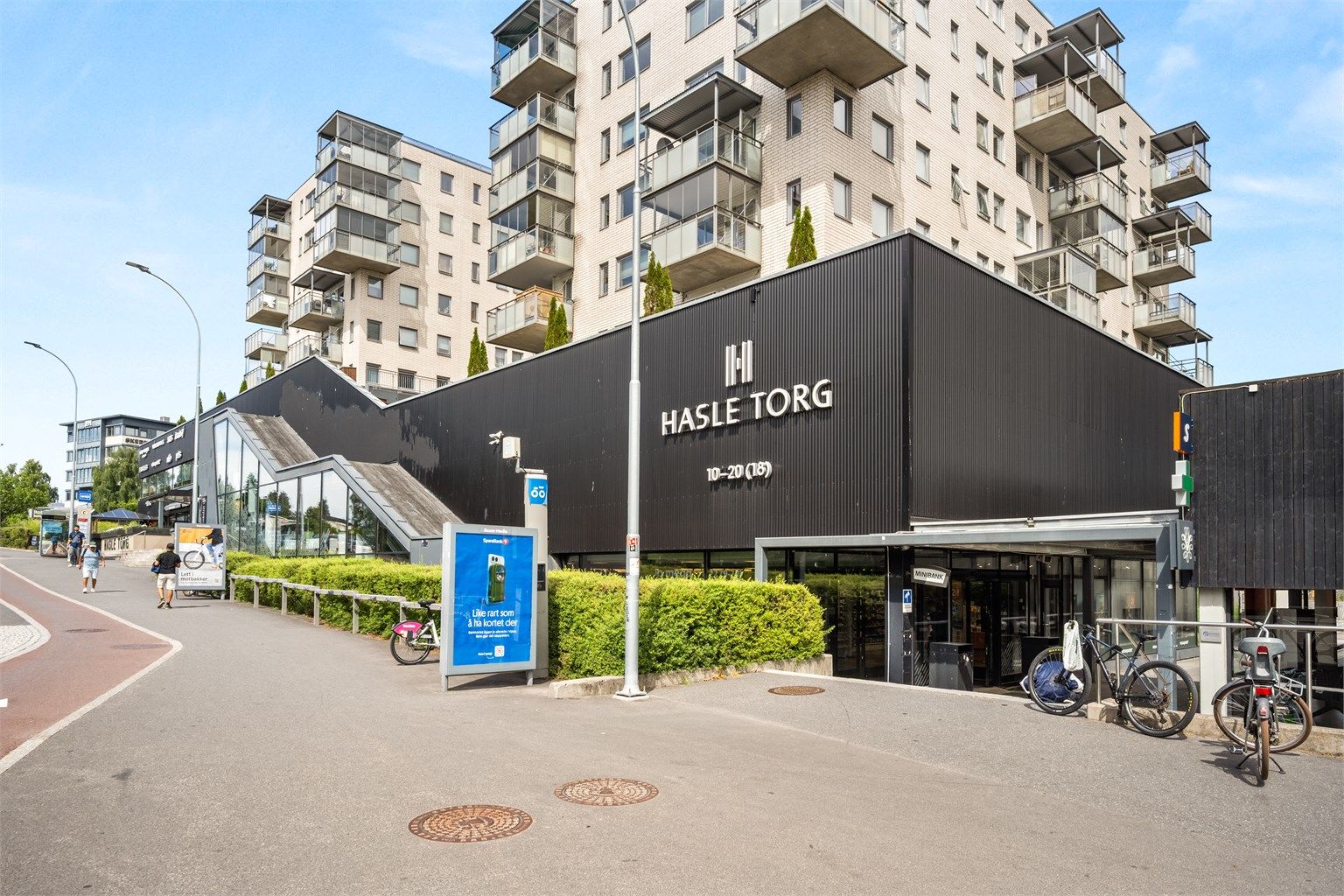 Kort vei til Hasle torg med daglighandel, diverse service tilbud, treningssenter mm..