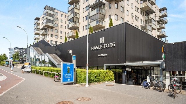 Kort vei til Hasle torg med daglighandel, diverse service tilbud, treningssenter mm..