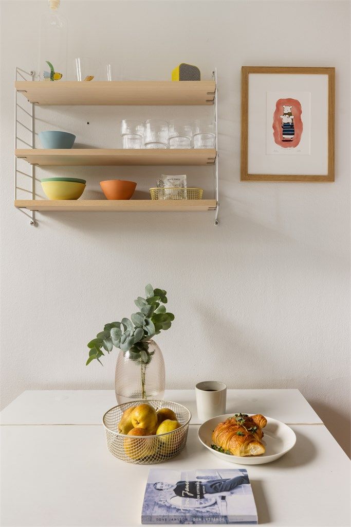 Det er plass til et lite spisebord på kjøkkenet hvor man kan nyte frokost og morgenkaffe med flott utsyn over grønn og frodig bakhage.