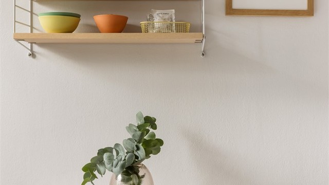 Det er plass til et lite spisebord på kjøkkenet hvor man kan nyte frokost og morgenkaffe med flott utsyn over grønn og frodig bakhage.
