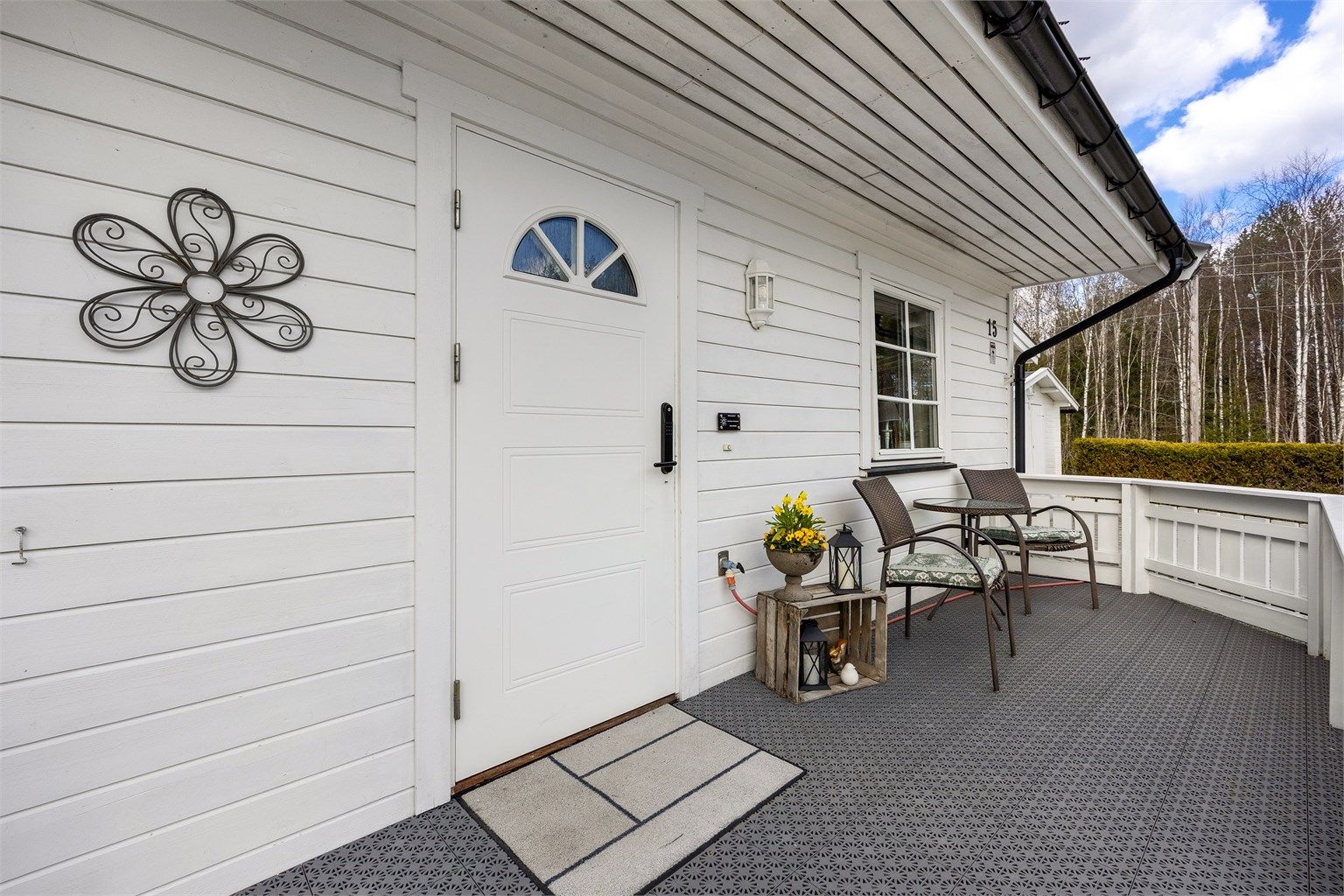 Den overbygde terrassen ved inngangspartiet gir en lun og praktisk velkomst.