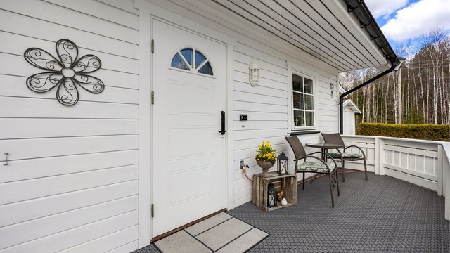 Den overbygde terrassen ved inngangspartiet gir en lun og praktisk velkomst.