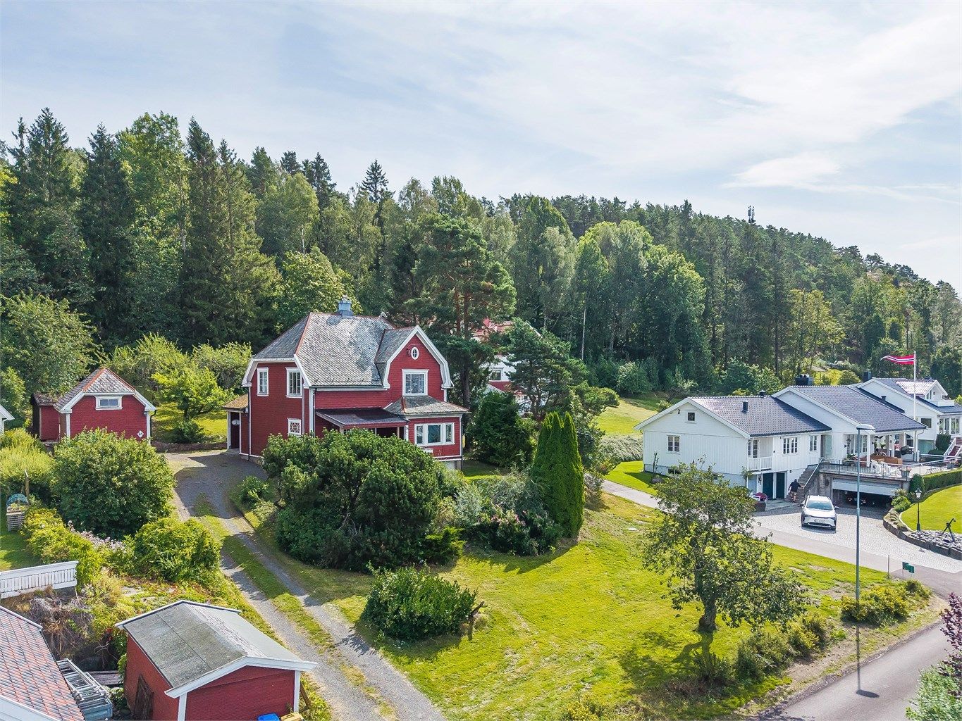 Tomten ligger flott til med utsikt mot Kjøpmannskjær/Sevika. Eiendommen ligger i et delvis skrånet terreng og er pent opparbeidet med plen, trær og busker. Gårdsplassen er gruslagt.