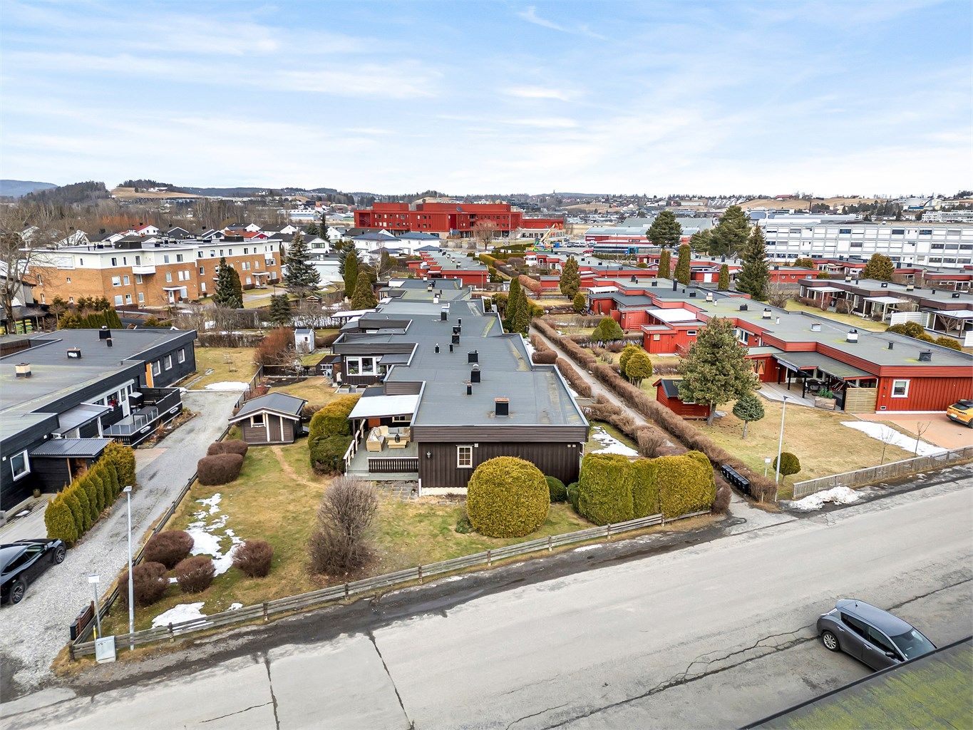 Eiendomsmegler Krogsveen v/ Vegard Gran-Andersen ønsker deg velkommen til Feiringgata 49 - et rekkehus med alt på en flate beliggende på enden med hjørnetomt på 596 m2. 