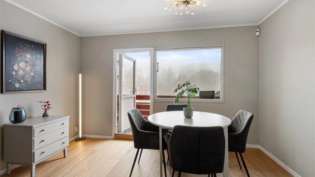 Romslig spisestue med utgang til balkong på ca. 5 kvm hvor morgensolen kan nytes