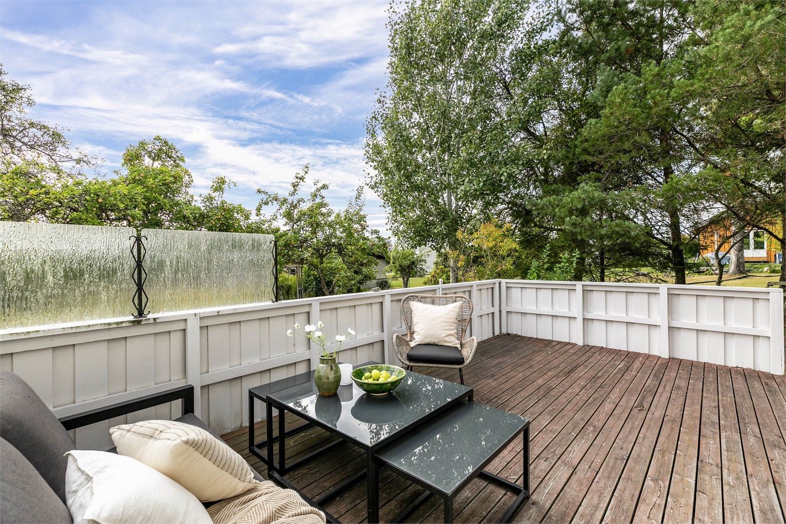 Stor usjenert terrasse med adkomst fra stuen i 1. etasje