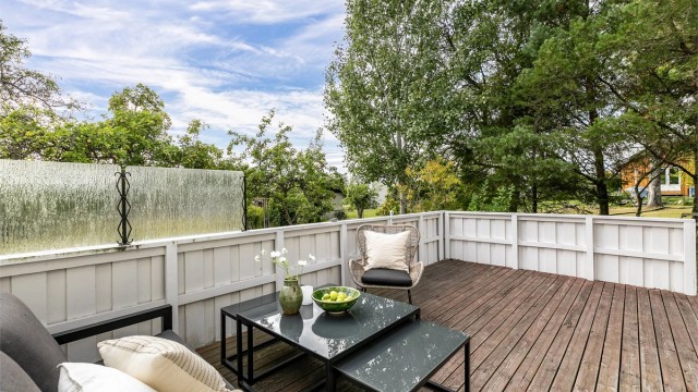 Stor usjenert terrasse med adkomst fra stuen i 1. etasje