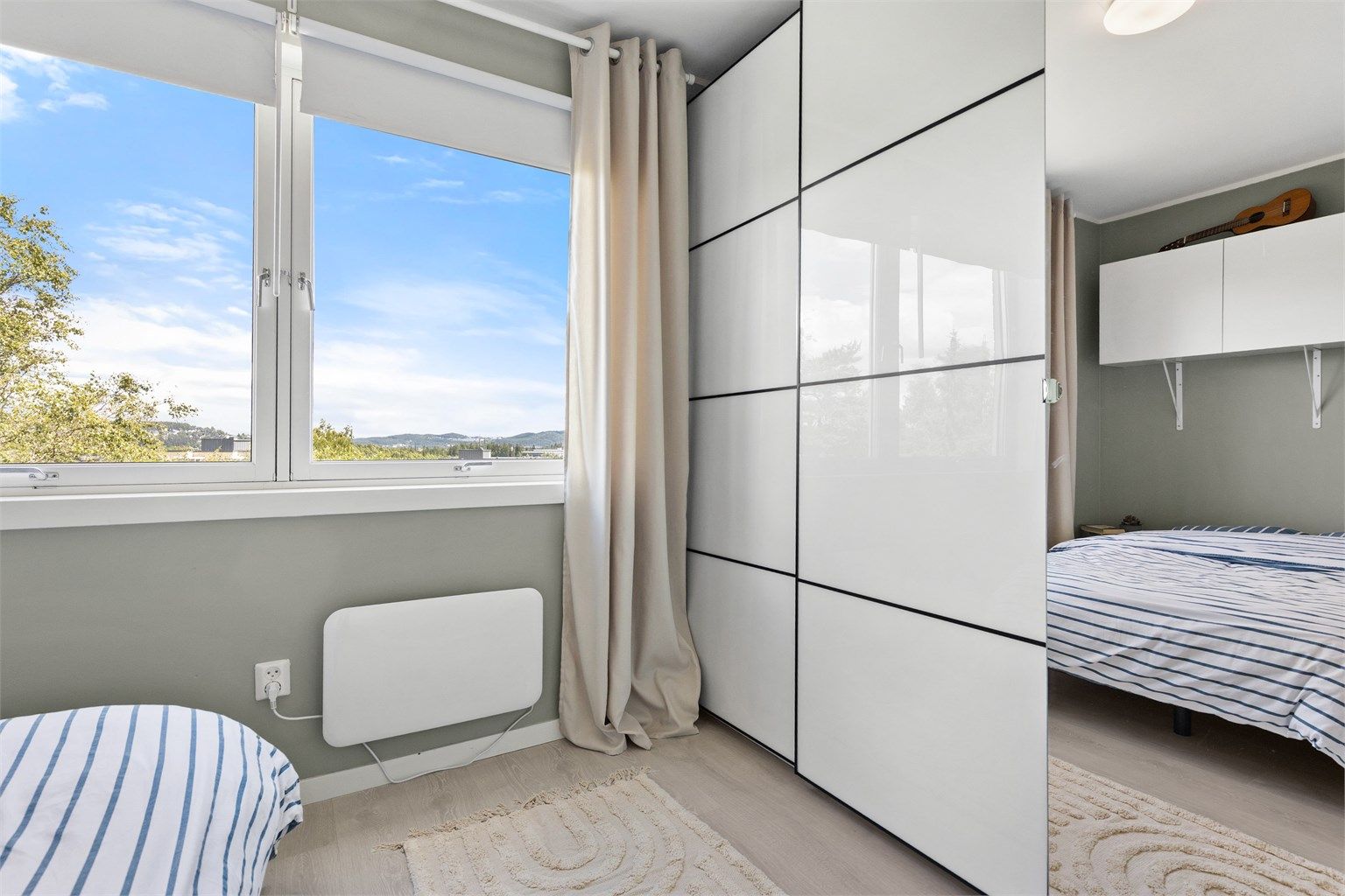 Soverommet har et behagelig lysinnslipp fra vinduet og god plass til ønsket møblering.
