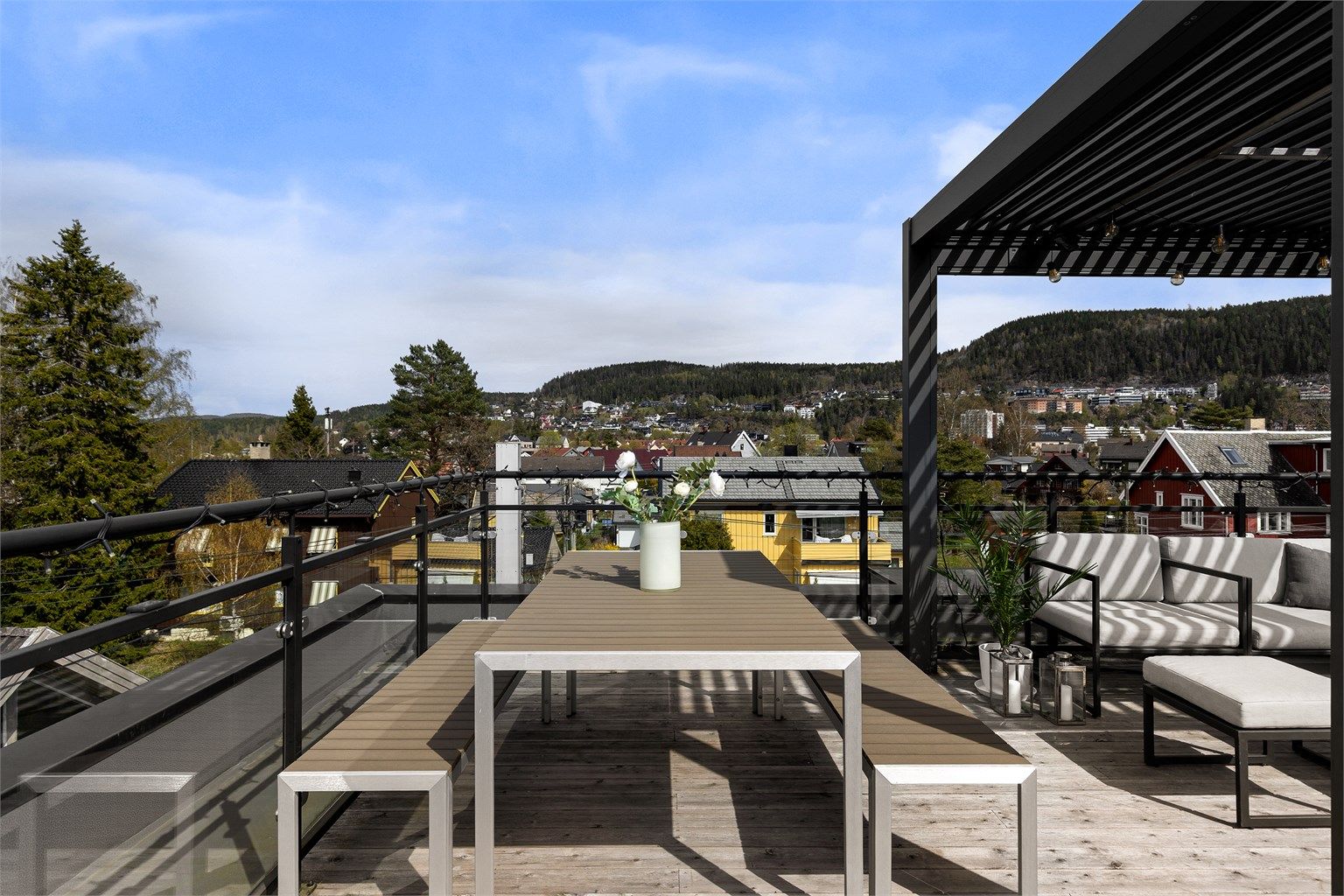 God plass til sittegruppe, spisebord og solsenger