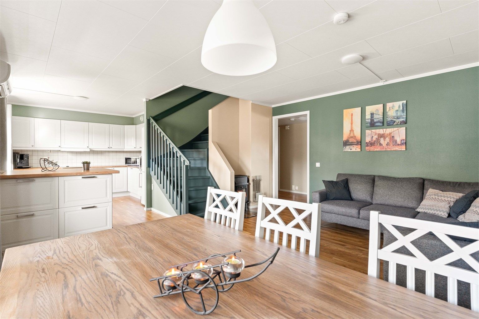 Leiligheten har en sosial og åpen løsning mellom stue og kjøkken, med god plass til både sofagruppe og spisebord.