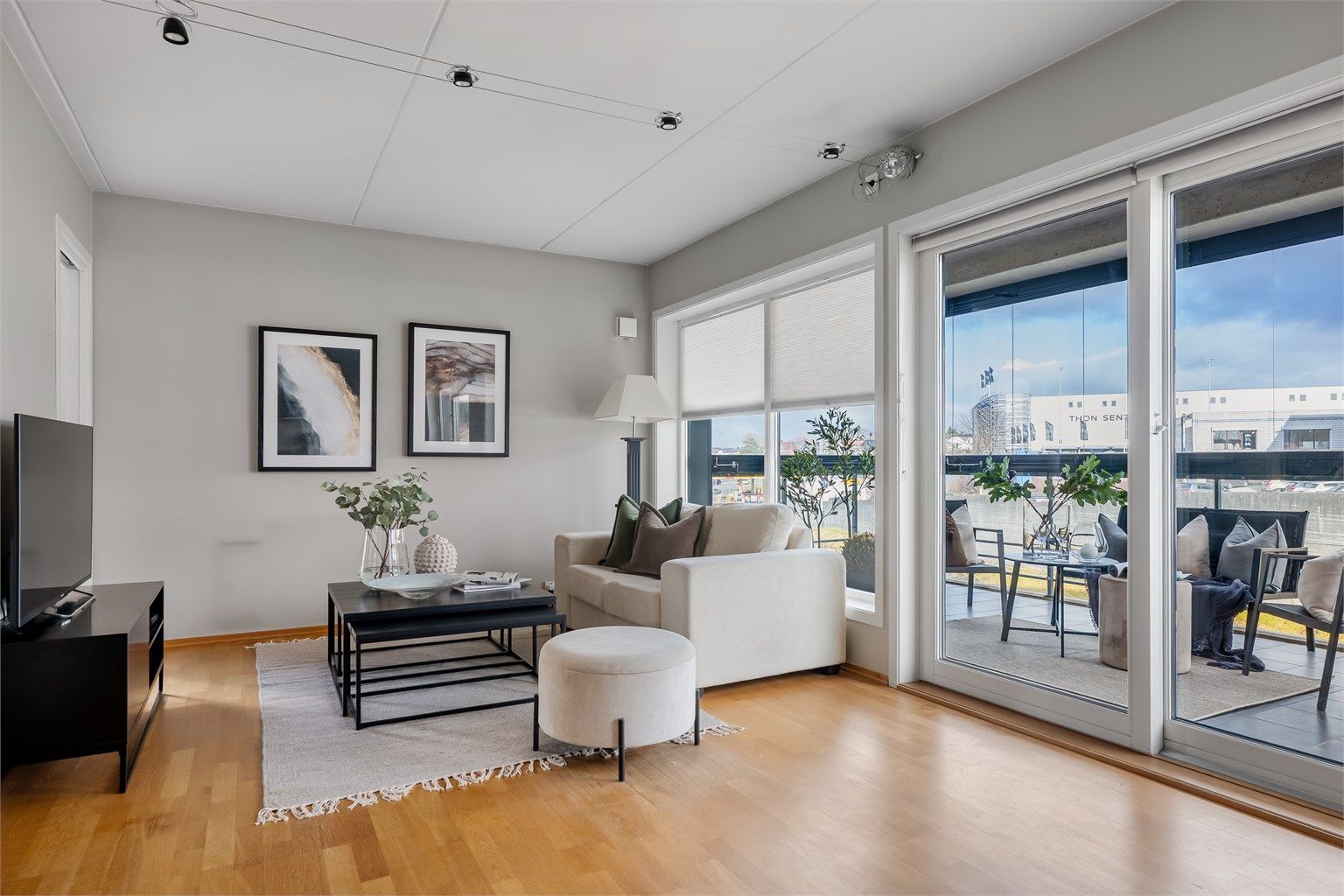 Utgang til romslig innglasset balkong fra stue. 