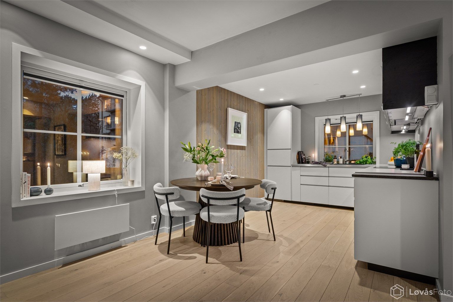 Oppholdsrommet er stort og åpent og med god plass for å møblere i forskjellige soner.