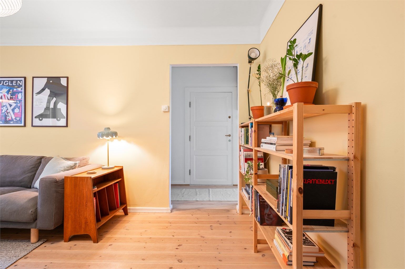 Stuen er romslig med plass til både spisebord, og tv/sofa-sone