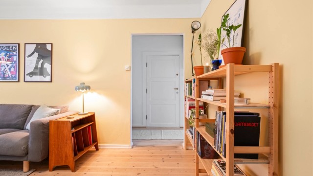 Stuen er romslig med plass til både spisebord, og tv/sofa-sone