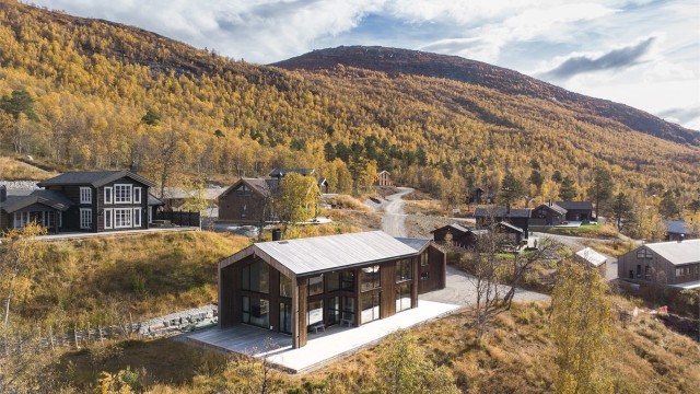 Velkommen til Lisvingen 72, en flott nyere og moderne fritidsbolig presentert av Eiendomsmegler/Partner Harald Osdl
Foto: Jarle Osen