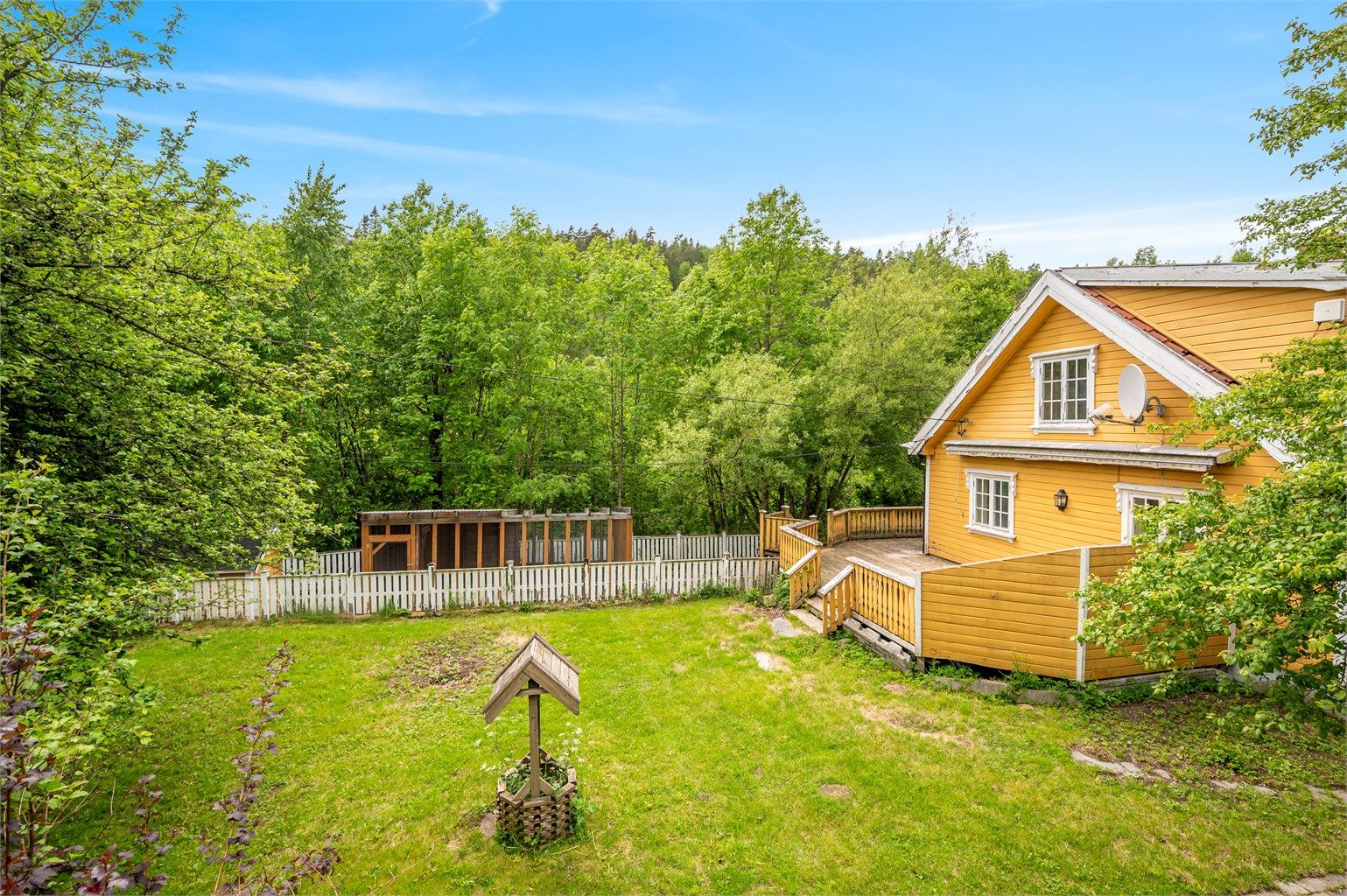 Landlig preg med vakker natur på baksiden av boligen.